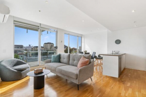 Port Melbourne and a glimpse of the sparkling bay - sleeps 4